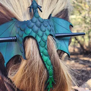Fermacapelli a forma di drago in pelle medievale con bastoncino in legno per cosplay.