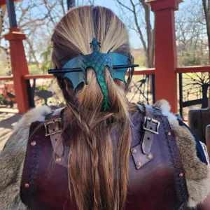 Dettaglio forcina per capelli drago medievale, fermaglio in pelle e stick di legno per cosplay