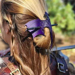 Primo piano dettagliato di un fermaglio per capelli drago in pelle viola, stile medievale.