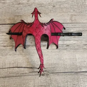 Fermaglio per capelli drago in pelle rossa medievale con bastone in legno per cosplay gotico.