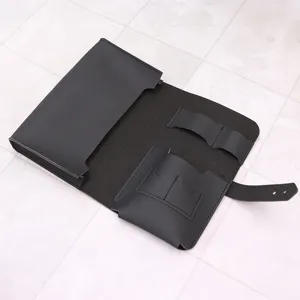 Detaillierte Ansicht des inneren Faches und der Riemen der schwarzen PU-Leder-Tasche.