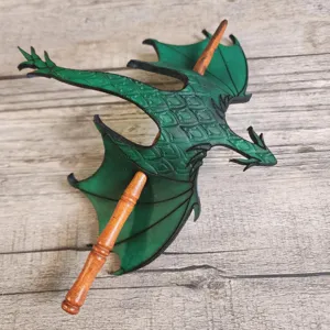 Dettaglio bacchetta per capelli drago in pelle verde medievale, accessorio per capelli cosplay.