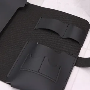 Schwarzer PU Leder Elektronik Organizer Innendetail mit Fächern für Kabel und Zubehör.