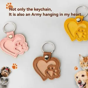 Gros plan de porte-clés mémoriaux pour animaux en cuir PU en forme de cœur avec empreintes.