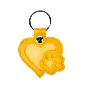 Vue détaillée du porte-clés souvenir animal en cuir PU jaune avec motif de patte.