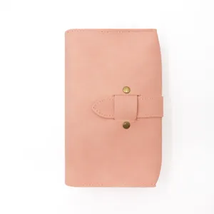Vista dettagliata della borsa organizer elettronica in ecopelle rosa con bottone a pressione.