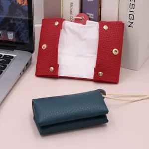 Mini estuche de pañuelos de cuero PU portátil con correa colgante y bolsa de almacenamiento.