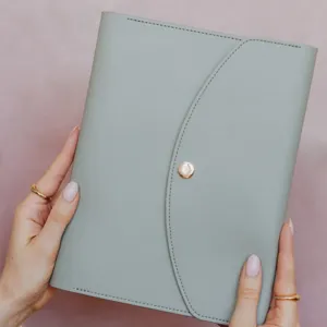 A5 Notizbuchhülle aus PU-Leder in Salbeigrün mit Druckknopfverschluss für elegante Planung.