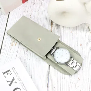 Detailansicht der tragbaren Wildleder Uhren-Reisetasche, weiche Flanell-Schutzhülle für Armbanduhren.