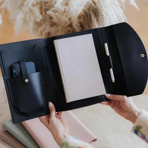 Minimalistische PU-Leder A5 Notizbuchhülle Dreifach Gefaltete Journal-Hülle Mit Kartenfächern Metallschnalle Büro-Handbuch