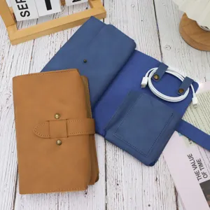 Vista dettagliata della borsa di stoccaggio digitale in pelle PU portatile con comodi cavi.