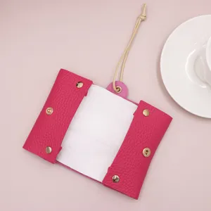 Vista detallada del estuche de pañuelos de cuero PU, elegante bolsa colgante rosa para uso diario.