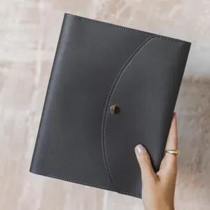 Nahaufnahme des dunkelgrauen PU Leder Notizbuchumschlags mit dreifach gefaltetem Design.
