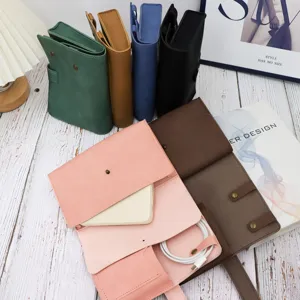 Vista dettagliata della borsa organizer digitale in pelle PU, ideale per accessori da viaggio.