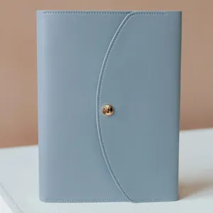 Detailaufnahme des A5 PU-Leder Ringbuch-Planerumschlags mit sicherem Druckknopfverschluss.