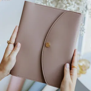 Nahaufnahme der eleganten graurosa PU-Leder Notizbuchhülle mit Druckknopfverschluss.