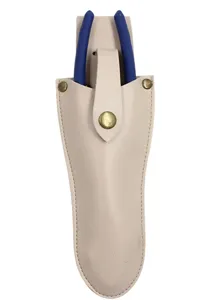 Primer plano de los detalles de la funda de cuero PU para herramientas con correa y remaches.