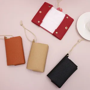 Mini estuche portatil de panuelo de cuero PU estilo japones con correa colgante para uso diario.
