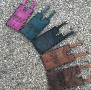 Cartera de bota western de cuero hecha a mano con broche, tarjetero elegante para rodeo.