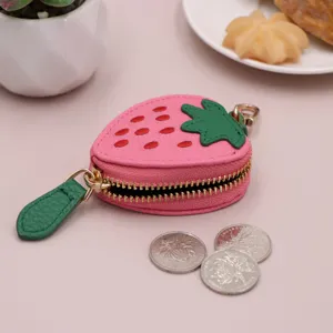 Portamonete rosa a forma di fragola in pelle PU con cerniera e gancio portachiavi per borse.