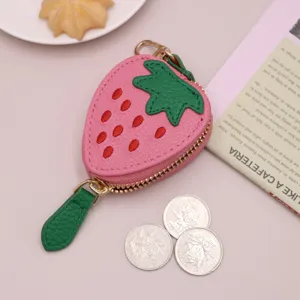 Dettagliato primo piano del grazioso portamonete in pelle PU a fragola con portachiavi e zip.