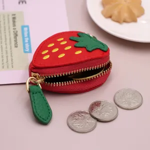 Portamonete in pelle PU a forma di fragola rossa con chiusura a zip e foglia verde.
