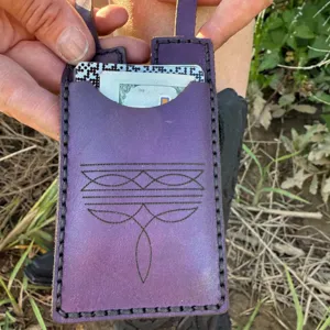 Billetera de bota de cuero morado hecha a mano tarjetero con correa grabada de estilo occidental.