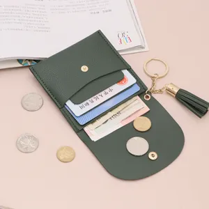 Portamonete verde scuro con nappa, mini portafoglio corto porta carte con portachiavi.