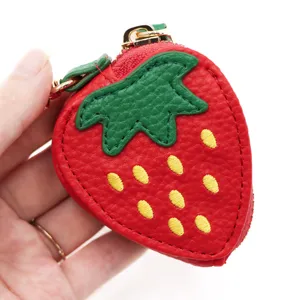 Simpatico portamonete in pelle PU fragola dettaglio, mini borsetta zip frutta portachiavi