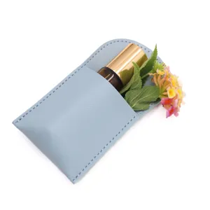 Custodia in pelle PU azzurro chiaro per flacone roll-on di oli essenziali con fiori.
