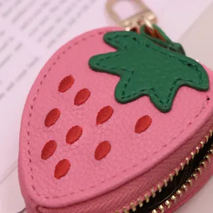 Portamonete in pelle PU a forma di fragola rosa con foglia verde e gancio portachiavi dorato.