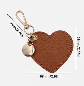 Braunes Herz Leder Schlüsselanhänger Tasche Anhänger Detail mit Maßen und goldener Hardware.