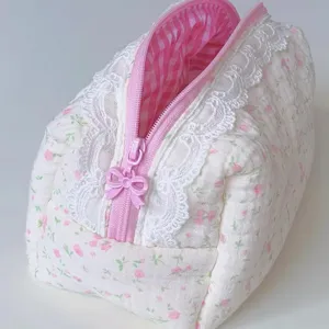 Süße gesteppte Blumen-Kosmetiktasche mit Spitzenbesatz und rosa Schleife für den Alltag.