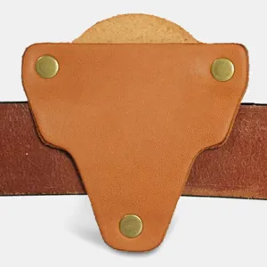 Primer plano detallado de funda de cuero marrón con botones de presión y trabilla para cinturón.
