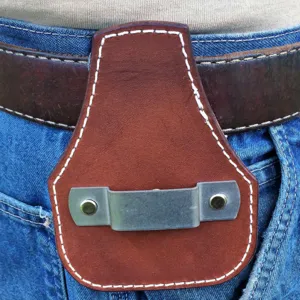 Dettaglio ravvicinato di una custodia portautensili in pelle marrone con clip in metallo.