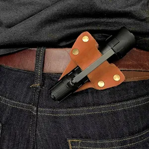 Detalle de funda de cuero para linterna con presilla de cinturón resistente y remaches.