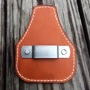 Dettaglio porta metro in pelle con cuciture resistenti e clip per cintura in metallo resistente.