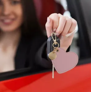 Rosa Herz Leder Schlüsselanhänger für Autoschlüssel, süßer Taschenanhänger mit Metallring.