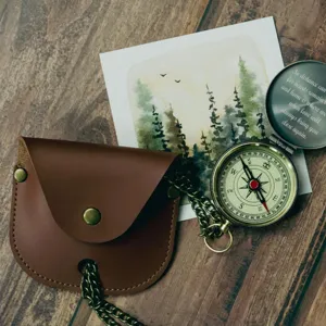 Antiker Messing-Taschenkompass mit brauner Ledertasche, ideal für Camping und Outdoor-Abenteuer.