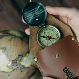 Vintage Messing Taschenkompass mit Lederetui, ideal für Camping, Wandern und Outdoor Abenteuer.
