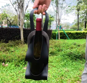 Outdoor portable black PU leather wine bottle carrier sleeve hanging wine bag detail view