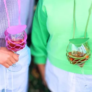 Dettaglio della collana portabicchiere da vino in pelle PU per feste in giardino all'aperto.