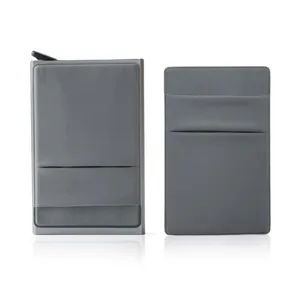 Detailansicht des grauen Aluminium Pop-up Kartenetuis mit schlanker Metallbrieftasche.