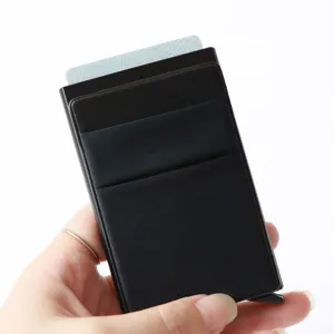 Schönes Portemonnaie RFID Kartenetui aus Aluminium mit Pop-Up-Funktion in Detailansicht.