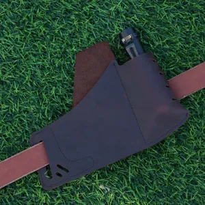 Echte lederen EDC tactische gereedschap holster en zaklamp etui voor riem in de buitenlucht.