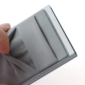 Nahaufnahme eines minimalistischen Aluminium-Kartenhalters mit elastischen Fächern.
