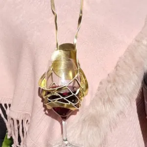 Vista dettagliata del supporto per bicchiere da vino in pelle PU dorata per feste ed eventi.