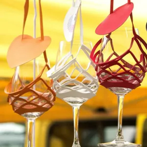 Portabicchiere da vino appeso in pelle PU, collana con cinturino elegante per feste ed eventi.