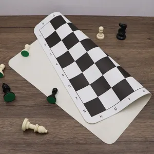 Échiquier portable en cuir PU avec pièces, pliable et imperméable pour les voyages et jeux.