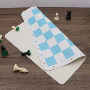 Vue détaillée de l'échiquier en cuir PU portable bleu et blanc, avec un design souple et pliable.
